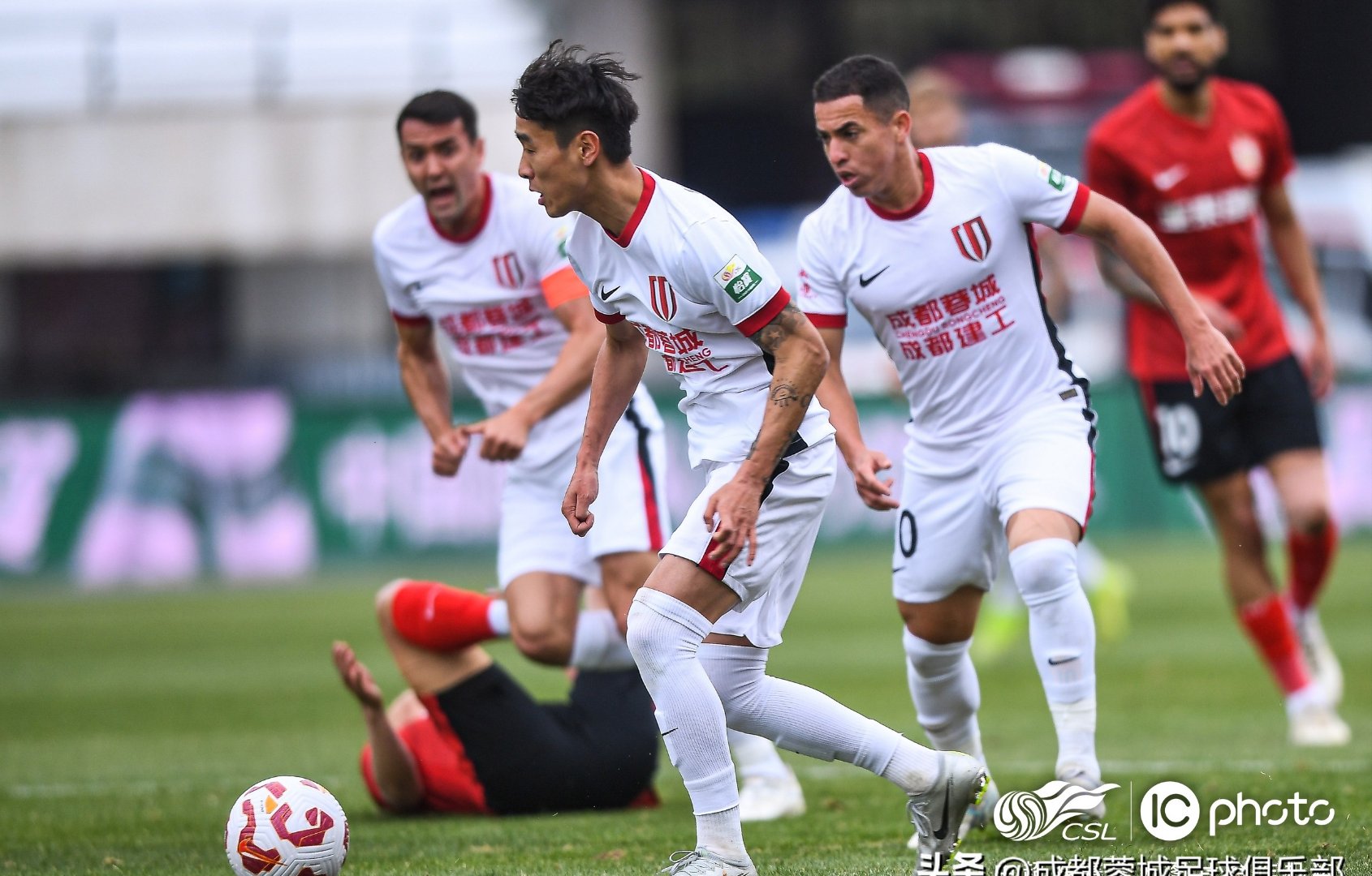 关于成都蓉城迎德甲关键赛；国际比赛日防线松动；底气十足；资深球员宣示担当的信息