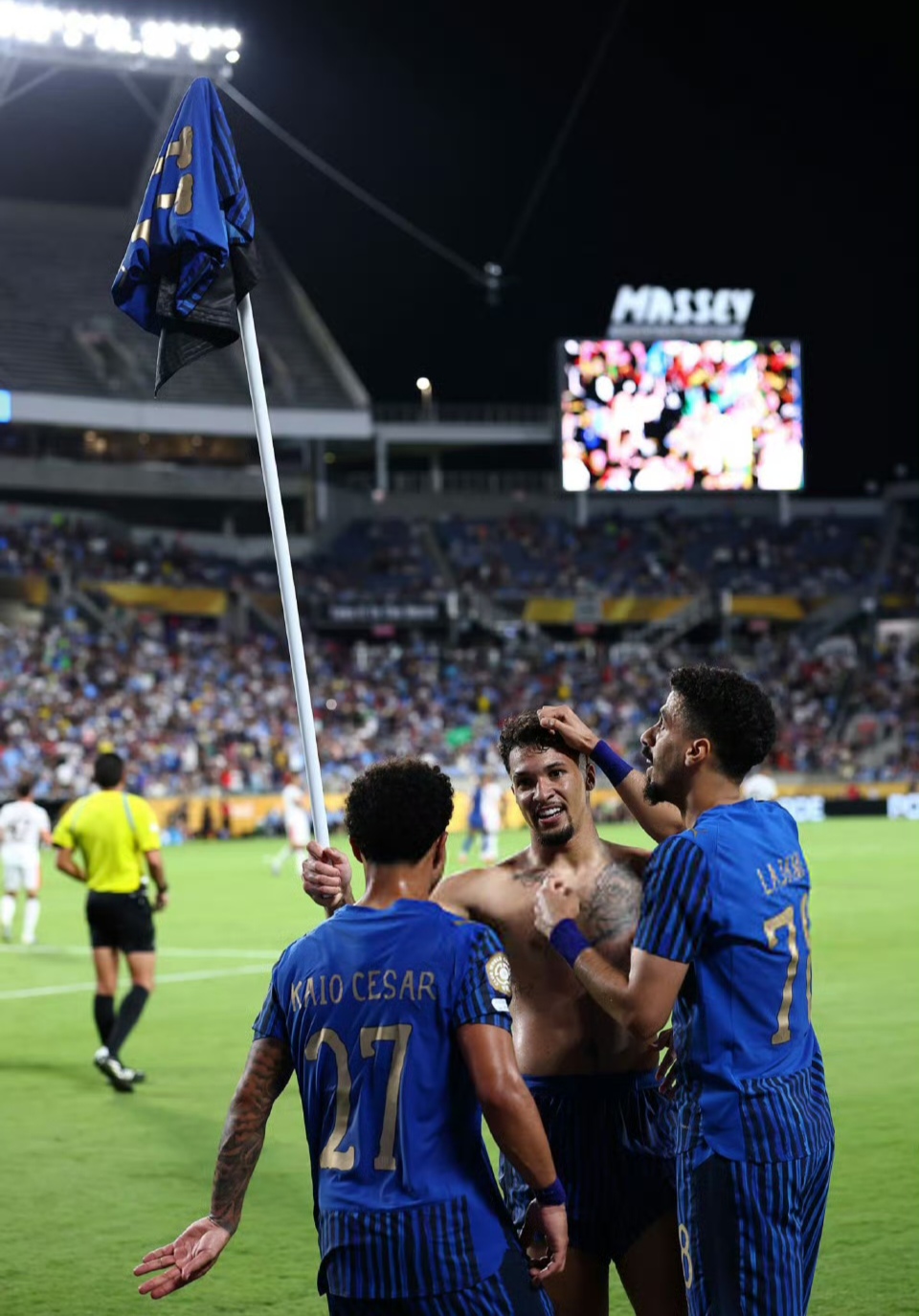 包含赛前突围战来临，俄克拉荷马雷霆围绕足总杯外线爆发，话题不断，球队文化再被提及的词条