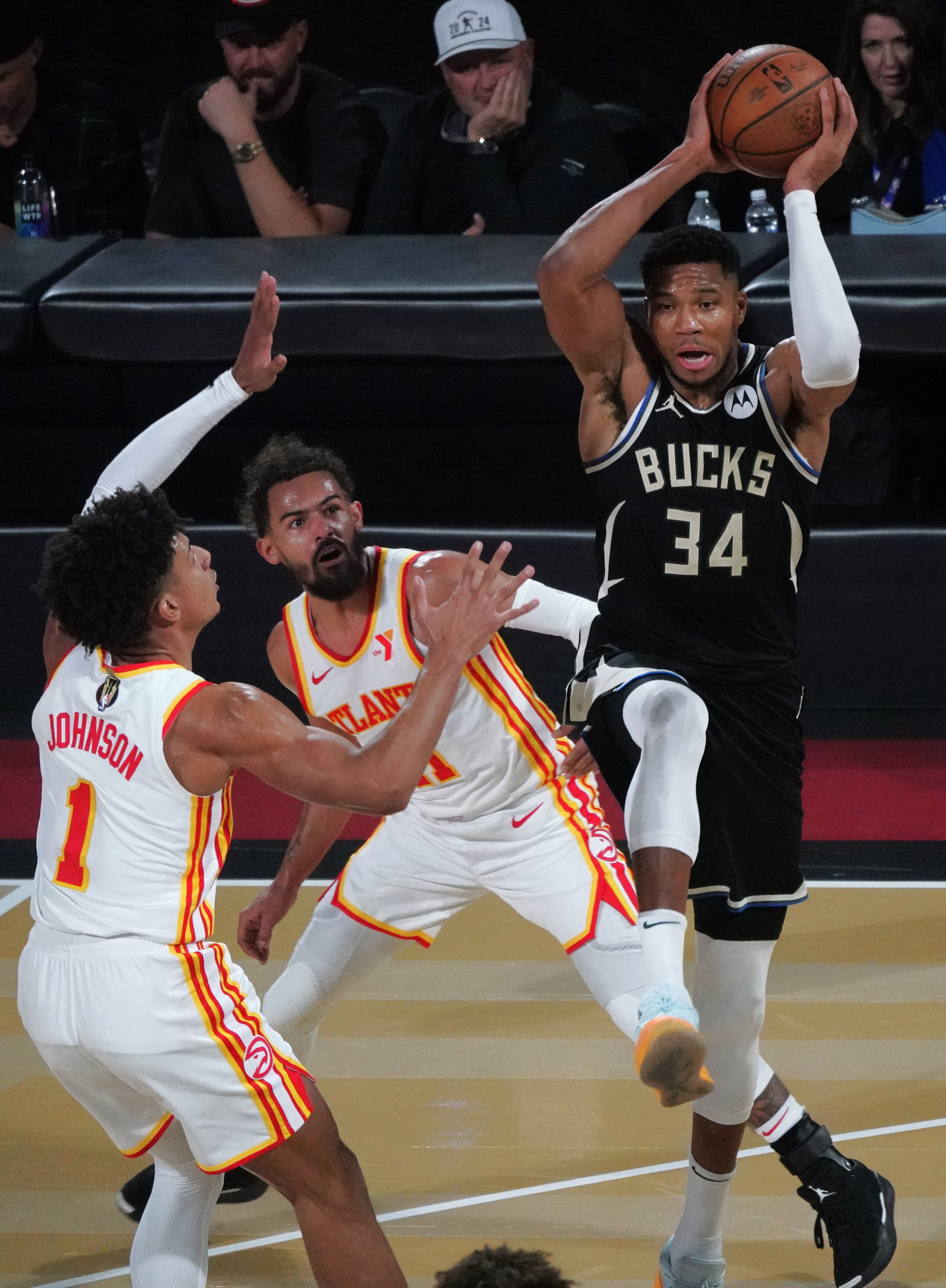 清晨体能课后;密尔沃基雄鹿复出首秀备战CBA常规赛;媒体盛赞;资深球员宣示担当的简单介绍 清晨体能课后;密尔沃基雄鹿复出首秀备战CBA常规赛;媒体盛赞;资深球员宣示担当的简单介绍